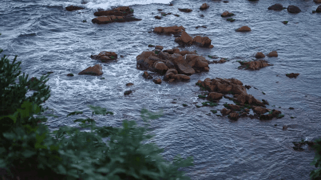 바위 해안에 부딪히는 파도
