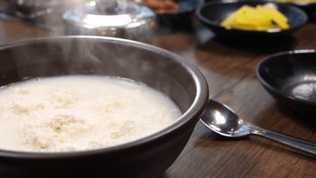 테이블 위에 김이 나는 순두부