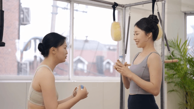 운동 후 실내에서 쉬고 있는 두 여성