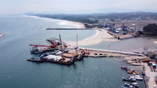 바닷가 근처 해안 건설 현장