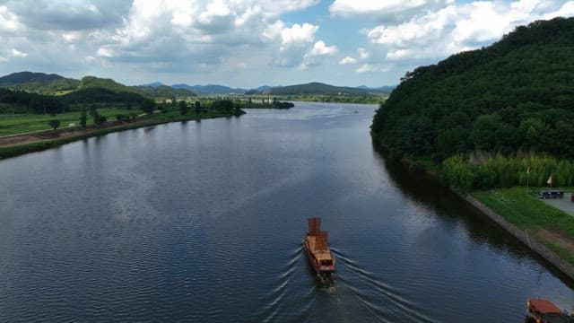 고요한 강 위를 항해하는 돛배