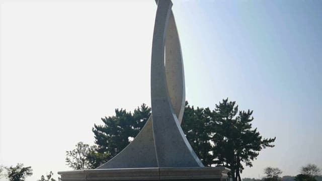 맑은 하늘 공원의 현대 조각