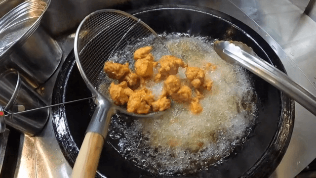 뜨거운 기름에 튀기는 닭고기
