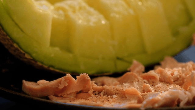 접시에 담긴 얇게 썬 연어와 멜론