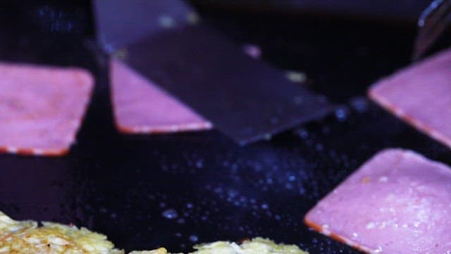 철판에서 토스트를 만드는 과정