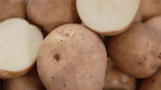 반으로 자른 신선한 감자의 단면