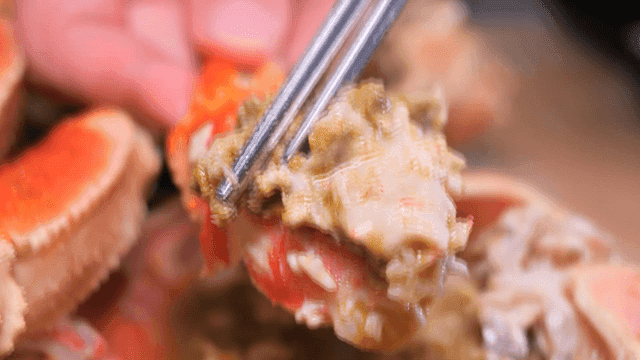 게살에 내장을 올리는 젓가락