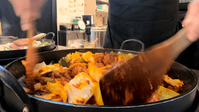 철판에서 매운 닭갈비를 요리하는 주걱