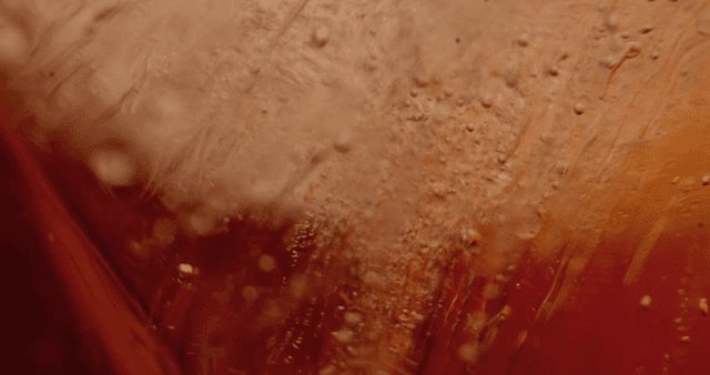 흐르는 주황색의 추상적인 패턴