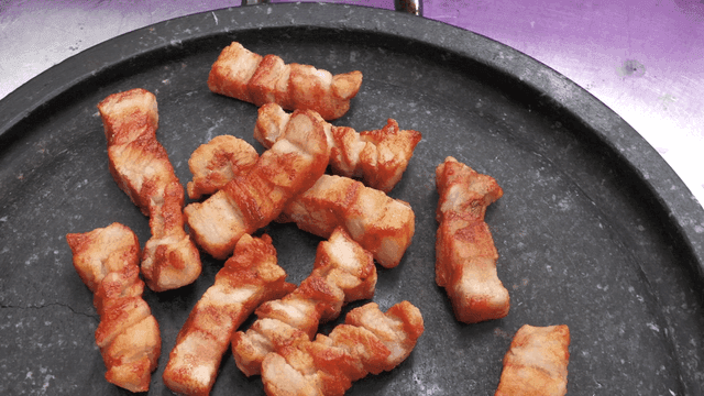 Grilled pork belly on a hot plate