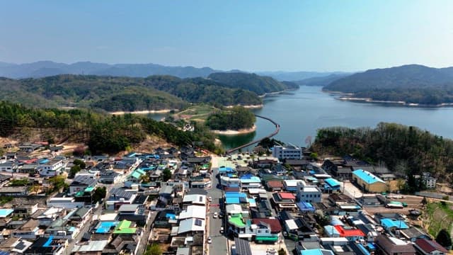 시골 마을이 있는 호수의 경치
