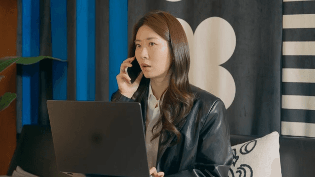 실내에서 전화 통화하는 여성