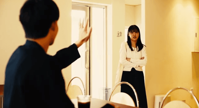 주머니에서 반지를 빼서 남성에게 주는 여성