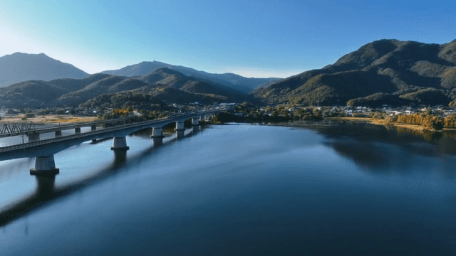다리와 산이 있는 고요한 호수