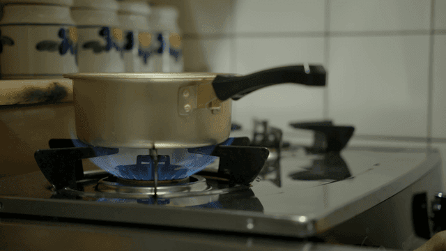 부엌에서 가스레인지 위에 끓는 냄비