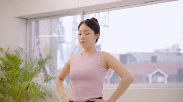 실내에서 요가를 연습하는 여성