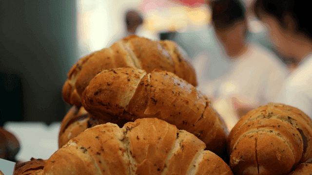 가득 쌓인 마늘빵