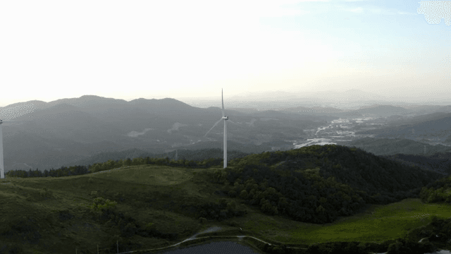 푸른 산악 지역의 풍력 터빈