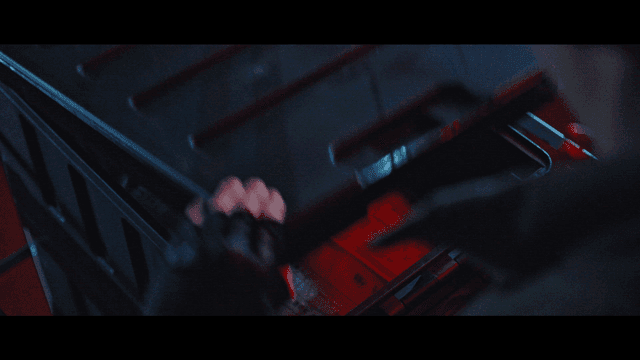 폐기처분 예정인 물품들이 든 상자를 여는 사람