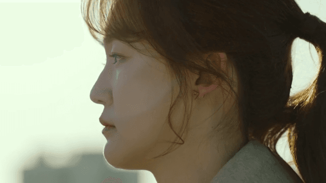 여자가 밖에서 생각에 잠긴 모습