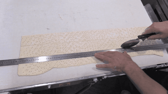 반죽을 자를 대고 자르는 피자 커터