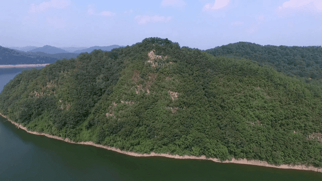 고요한 강 옆의 푸른 산