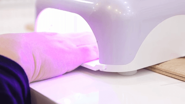 손톱 건조를 위한 UV 조명 아래 손