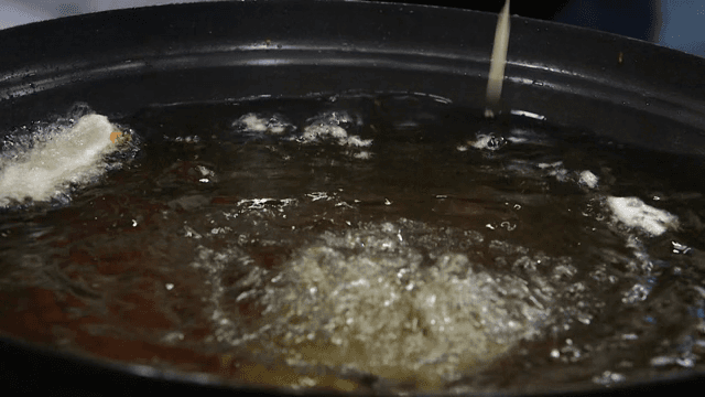 뜨거운 기름에 튀겨지는 반죽을 묻힌 은어