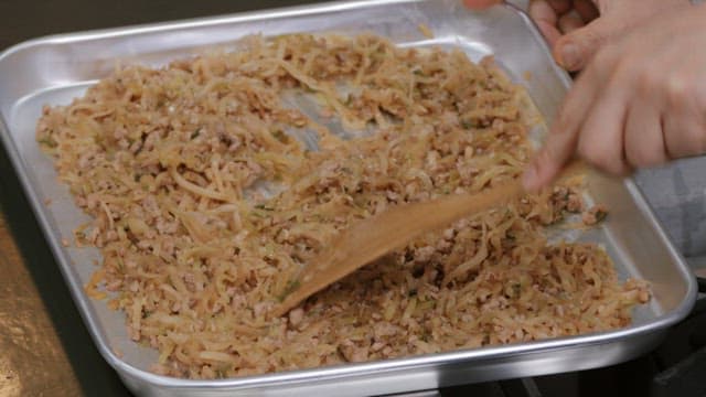 주방에서 쟁반에 재료를 섞는 모습