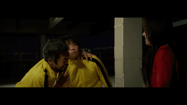 밤에 실내에서 세 사람이 대화하는 장면