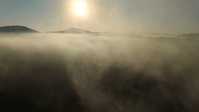 아침 안개가 낀 농촌 들판과 산