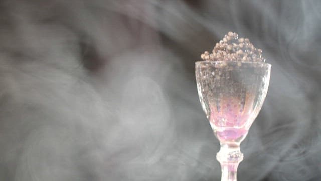 세련된 유리잔에 담긴 캐비어