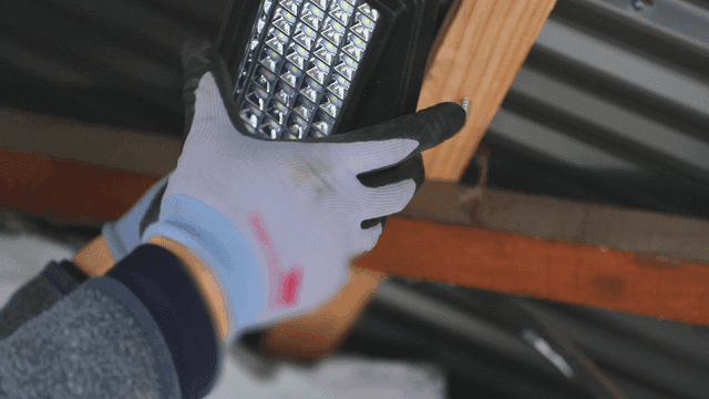 나무 기둥에 설치하는 조명 기구