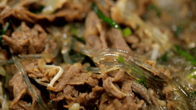 부추, 버섯이 올라간 따뜻한 불고기전골