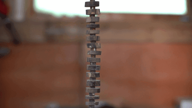 작업실에 쌓인 나무 조각들