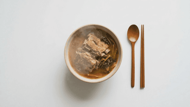 Steaming hot beef rib soup with dried cabbage