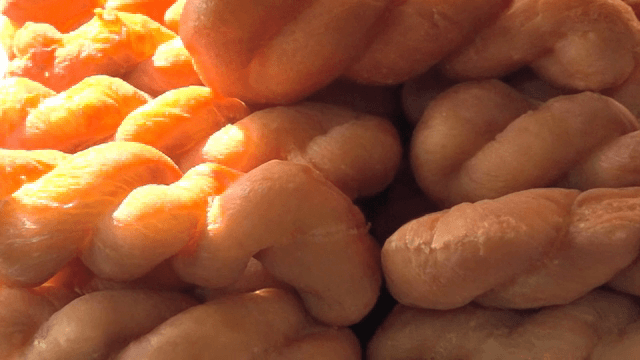 갓 만든 꽈배기 도넛 한 쟁반