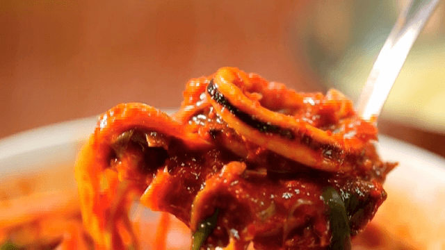 접시에 담긴 매운 오징어 볶음