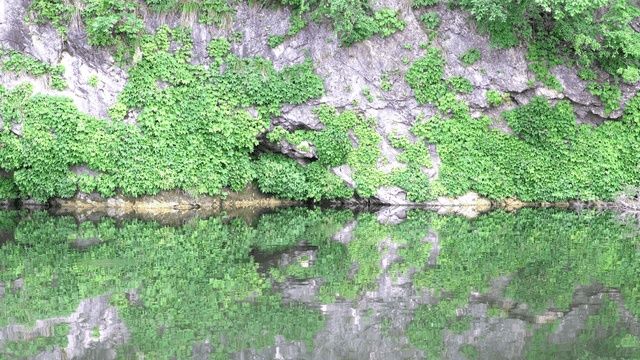 푸른 절벽 아래 잔잔하게 흐르는 강