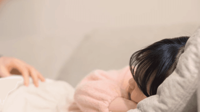 아빠가 잠든 아이에게 이불을 덮어주는 모습