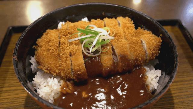 Katsu curry rice topped with green onions