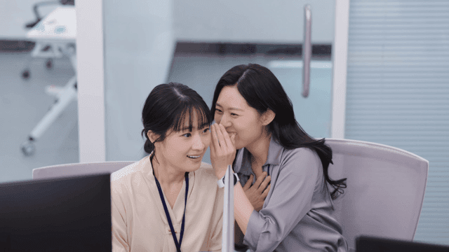 사무실에서 대화하는 두 여성