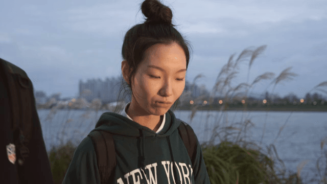 강변 길을 걷는 커플