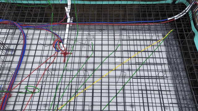 건설 현장의 컬러풀한 전선과 철근