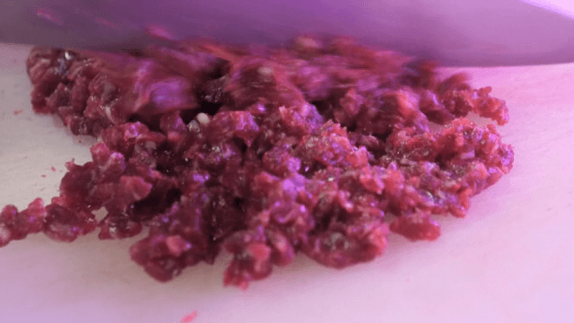 도마 위에서 생고기를 다지는 모습