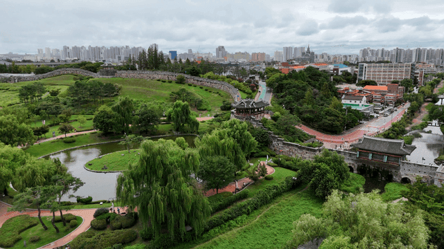 푸른 녹지와 함께한 한국의 역사적인 성곽