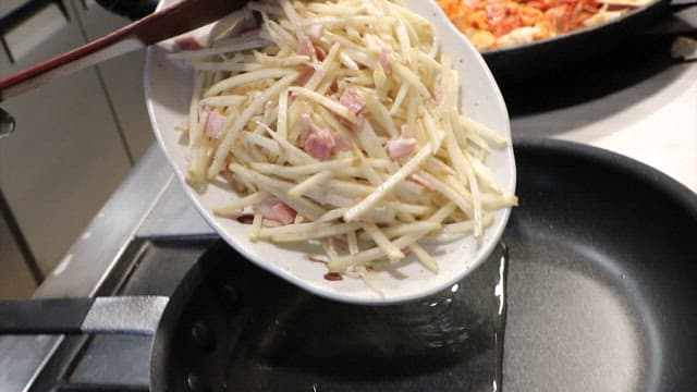 프라이팬에 올라간 베이컨 감자전 반죽