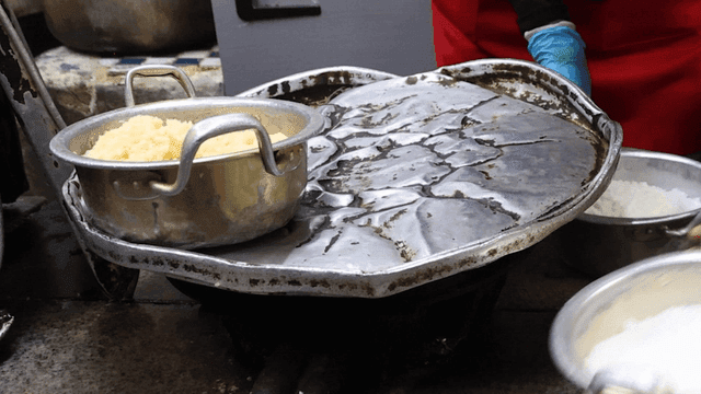 냄비에 담긴 소금들과 다진마늘