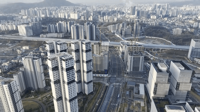 높은 건물이 있는 번화한 도시 풍경