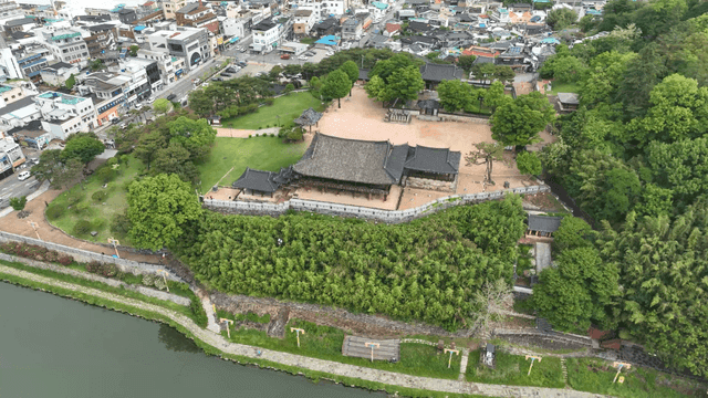 도시 속 전통 한옥 정자